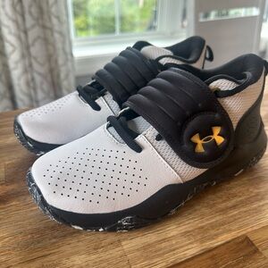 Under Armour Zone BB basketball shoes